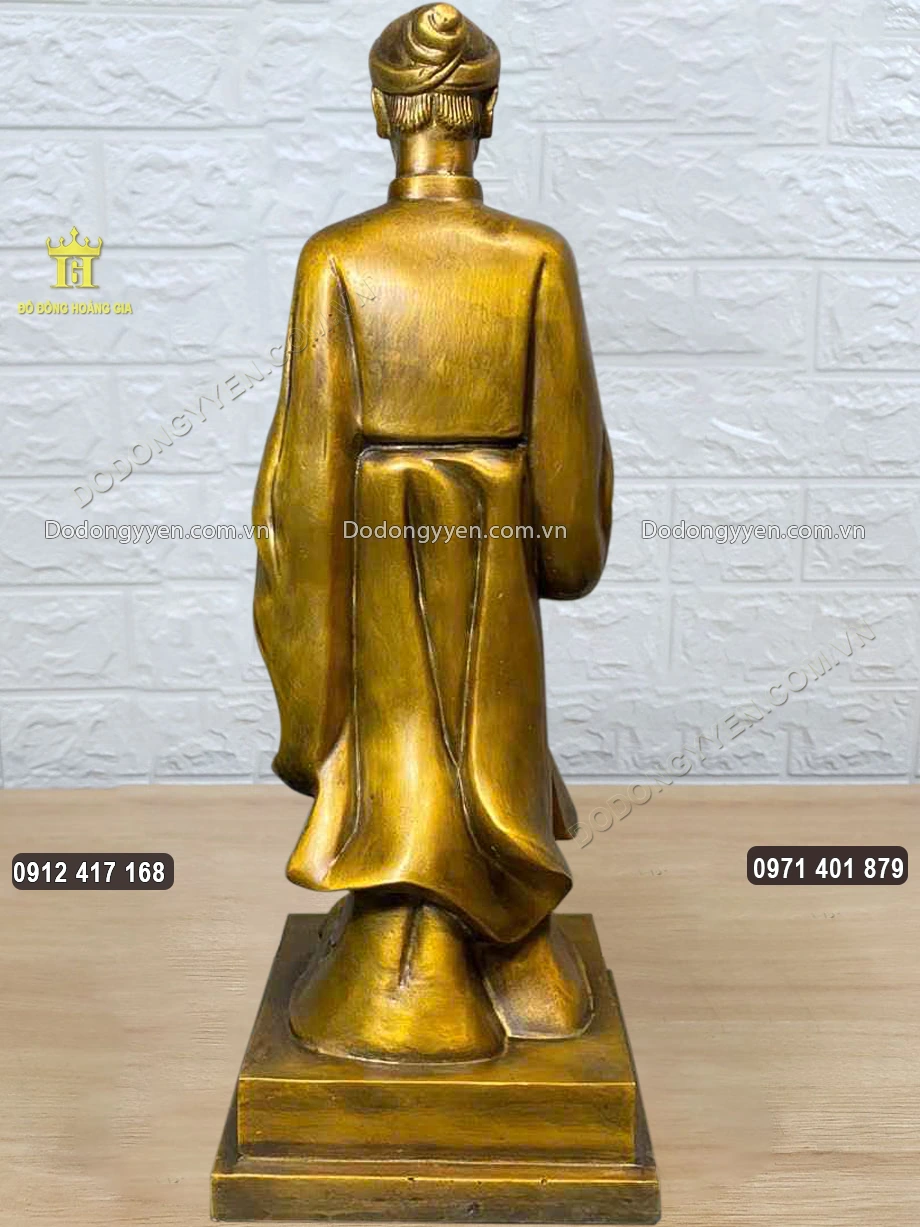 H&igrave;nh ảnh ph&iacute;a sau của bức tượng đồng